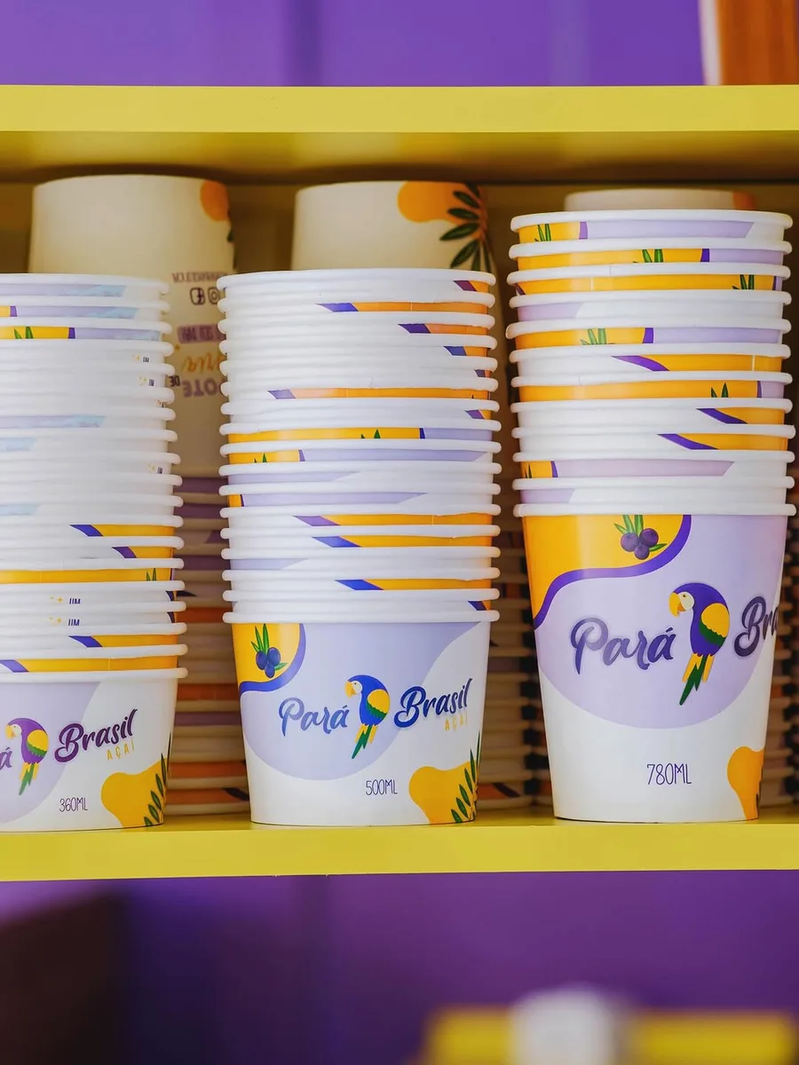 Potes do Açaí ParáBrasil com a identidade roxa e amarela da marca